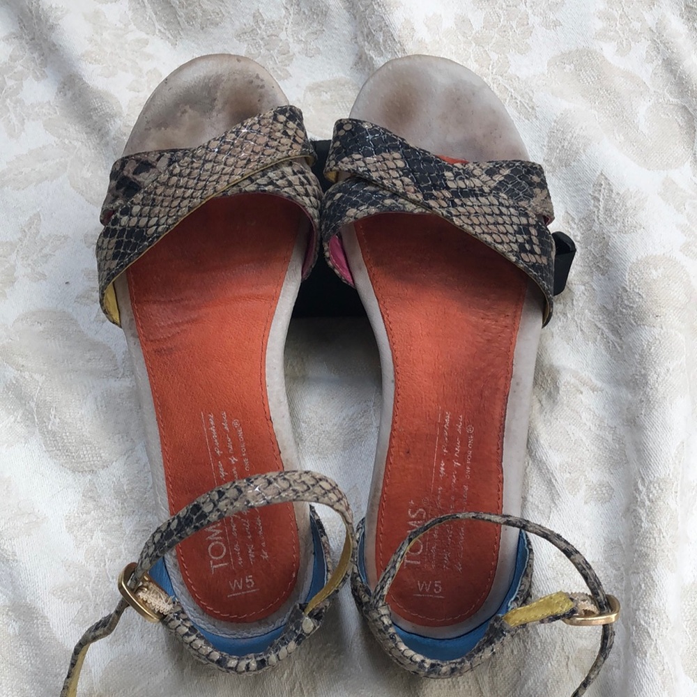 Toms - Picture 2 of 7